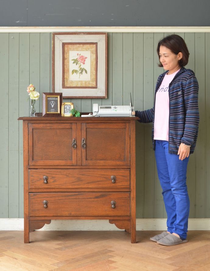 アンティークのチェスト　アンティーク家具　扉と引き出しが付いた英国家具、アンティークカップボードチェスト（食器棚）。落ち着きがあって優しい印象を与えてくれます。(j-1679-f)