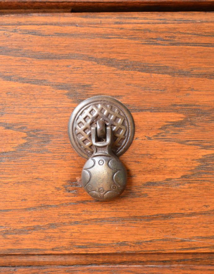 アンティークのチェスト　アンティーク家具　扉と引き出しが付いた英国家具、アンティークカップボードチェスト（食器棚）。ドロップ形のオシャレな取っ手です。(j-1679-f)