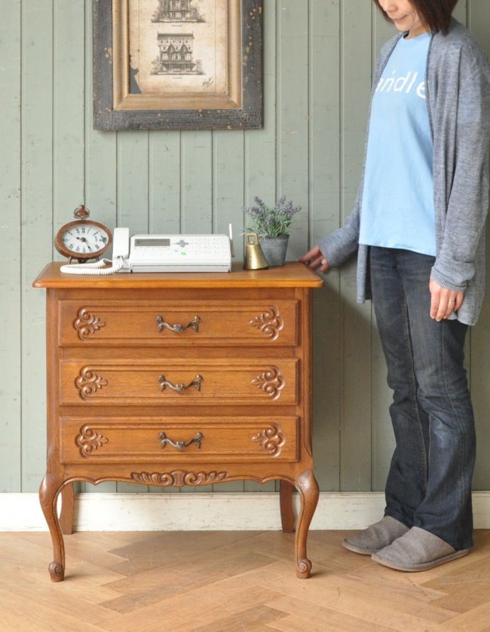 アンティークのチェスト　アンティーク家具　南仏スタイルのキレイなアンティーク家具、取っ手も美しい３段フレンチチェスト。チェアの横に置けば、サイドテーブル代わりに。(j-1680-f)