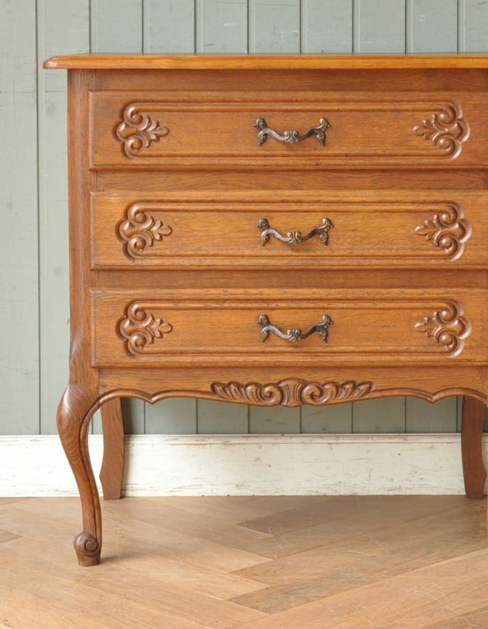 アンティークのチェスト　アンティーク家具　南仏スタイルのキレイなアンティーク家具、取っ手も美しい３段フレンチチェスト。引き出しのサイドにも美しい装飾。(j-1680-f)