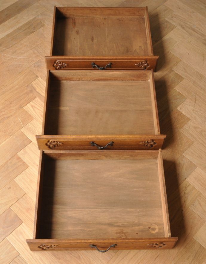 アンティークのチェスト　アンティーク家具　南仏スタイルのキレイなアンティーク家具、取っ手も美しい３段フレンチチェスト。引き出しは３杯。(j-1680-f)