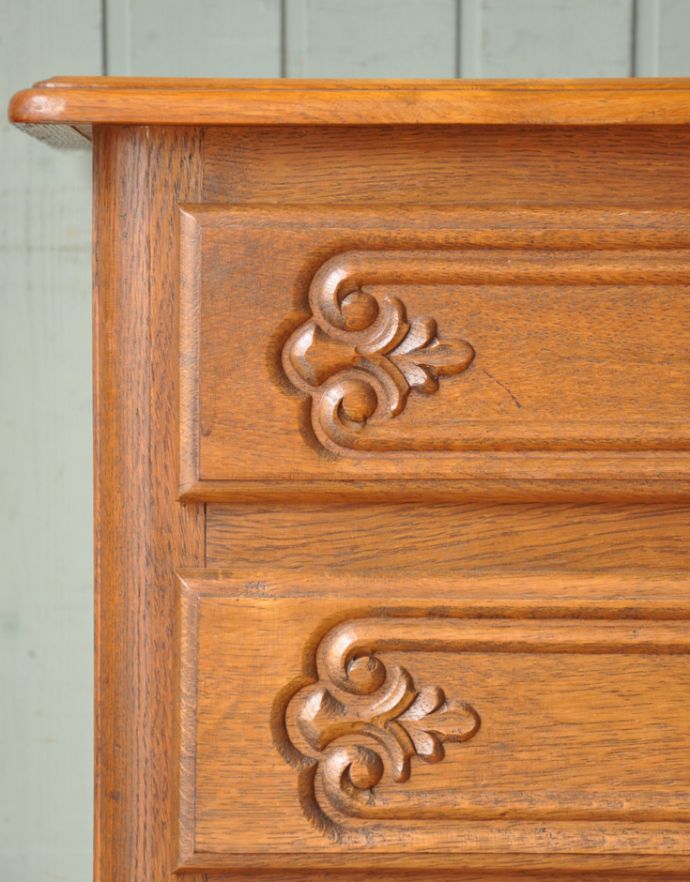 アンティークのチェスト　アンティーク家具　南仏スタイルのキレイなアンティーク家具、取っ手も美しい３段フレンチチェスト。引き出しの前板には、このようなゴージャスな彫がそれぞれに刻まれています。(j-1680-f)