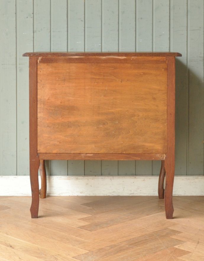 アンティークのチェスト　アンティーク家具　南仏スタイルのキレイなアンティーク家具、取っ手も美しい３段フレンチチェスト。キチンとメンテナンスをしているので、裏もキレイな状態です。(j-1680-f)