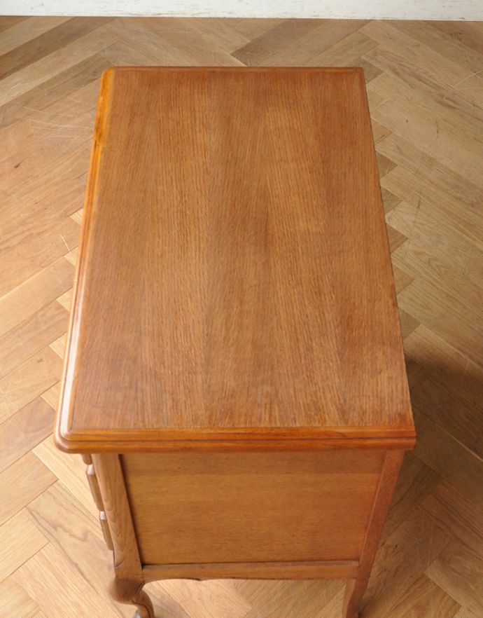 アンティークのチェスト　アンティーク家具　南仏スタイルのキレイなアンティーク家具、取っ手も美しい３段フレンチチェスト。天板もキレイに仕上げました。(j-1680-f)