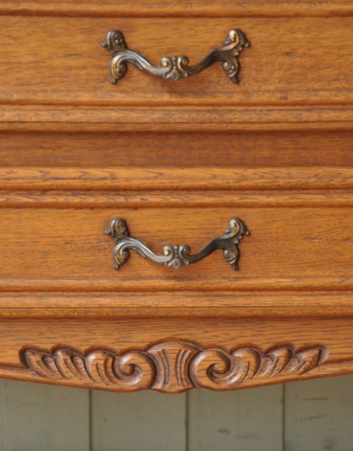 アンティークのチェスト　アンティーク家具　南仏スタイルのキレイなアンティーク家具、取っ手も美しい３段フレンチチェスト。隅々にまで彫りが施されています。(j-1680-f)