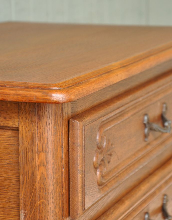 アンティークのチェスト　アンティーク家具　南仏スタイルのキレイなアンティーク家具、取っ手も美しい３段フレンチチェスト。角が丸く仕上がっているので、小さなお子さまがいるご家庭にも使って頂けます。(j-1680-f)