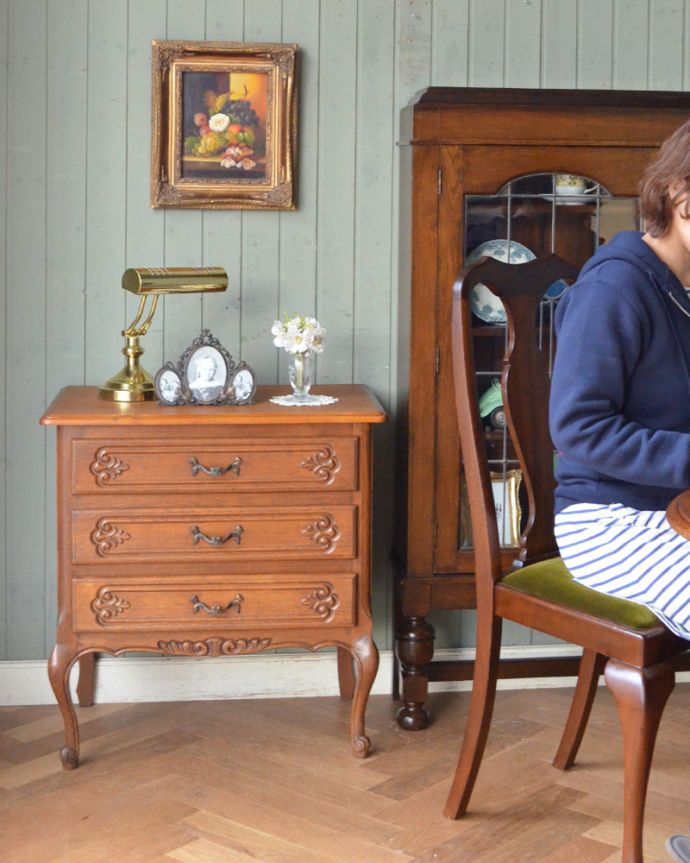 アンティークのチェスト　アンティーク家具　南仏スタイルのキレイなアンティーク家具、取っ手も美しい３段フレンチチェスト。便利に使いながらも絵になるフォルムやっぱりフランス生まれのデザインは優雅で美しい！中にものを収納しながら、お部屋まで美しく見せてくれます。(j-1680-f)