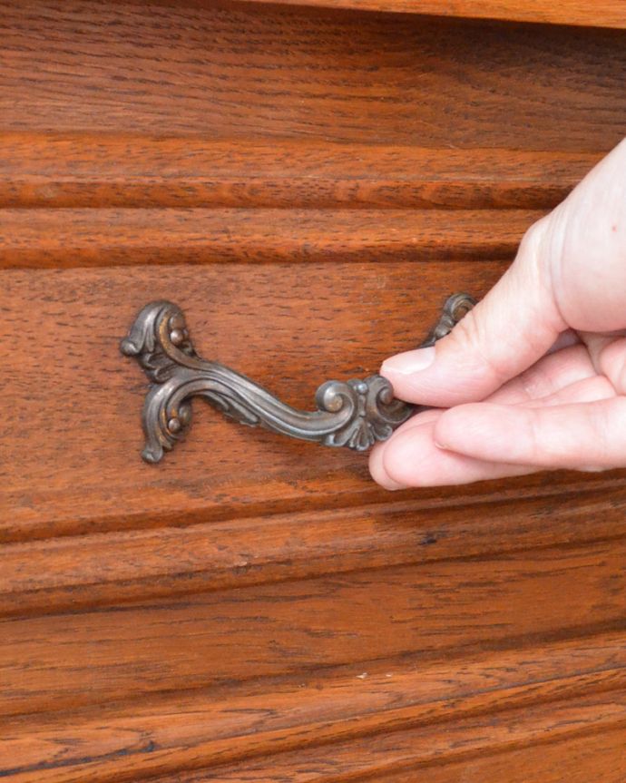 アンティークのチェスト　アンティーク家具　南仏スタイルのキレイなアンティーク家具、取っ手も美しい３段フレンチチェスト。蔦をモチーフにした優雅な取っ手。(j-1680-f)