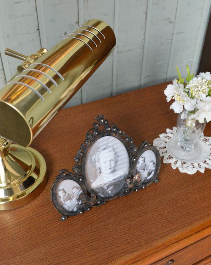 アンティークのチェスト　アンティーク家具　南仏スタイルのキレイなアンティーク家具、取っ手も美しい３段フレンチチェスト。上にお花や写真を置くだけで、海外の映画の中の一コマを切り抜いた感じに。(j-1680-f)