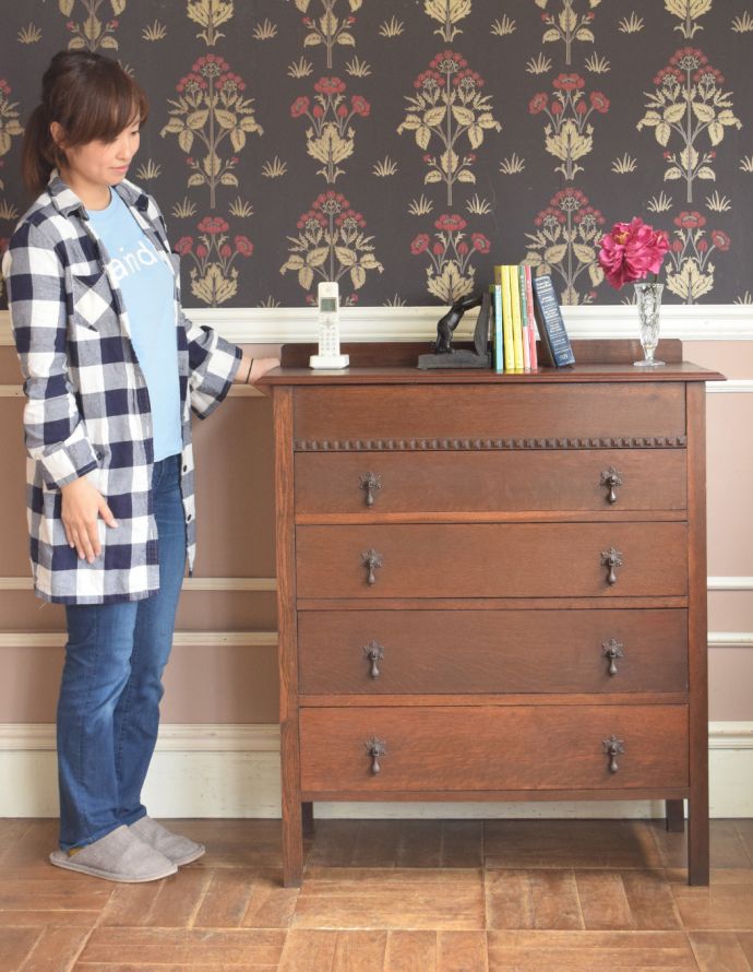 アンティークのチェスト　アンティーク家具　機能的な鏡、小物収納付きのアンティーク家具、ドレッサーを兼ねたバチェラーズチェスト。シンプルなチェストなので、前からあったようにお部屋になじみます。(j-1682-f)