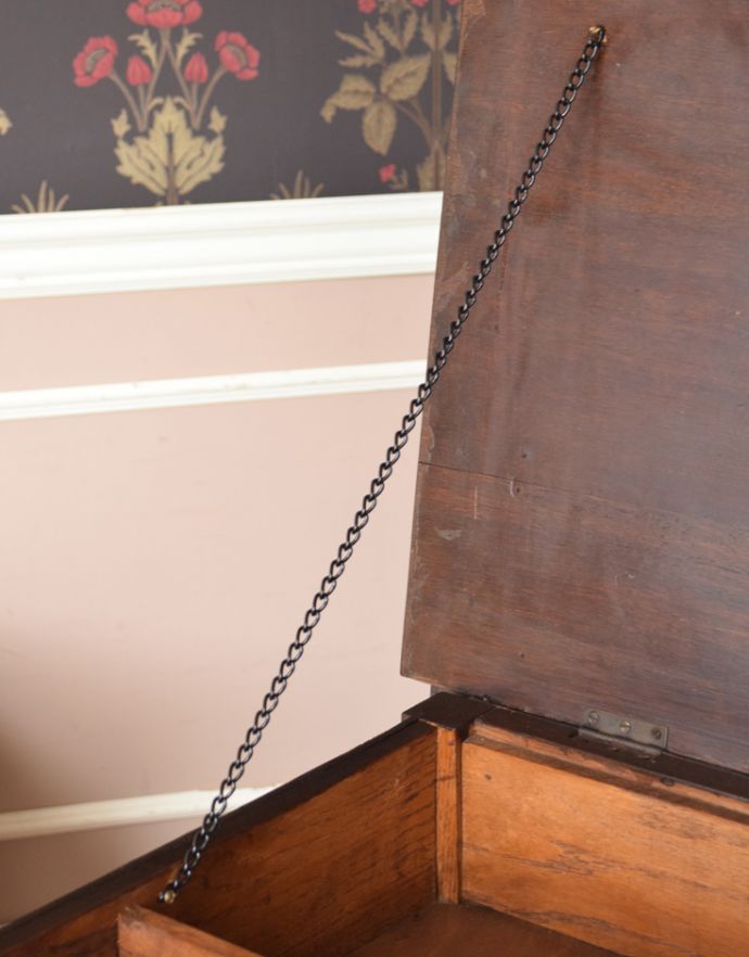 アンティークのチェスト　アンティーク家具　機能的な鏡、小物収納付きのアンティーク家具、ドレッサーを兼ねたバチェラーズチェスト。チェーンでつないでいるので安心です。(j-1682-f)
