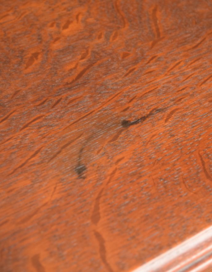 アンティークのチェスト　アンティーク家具　機能的な鏡、小物収納付きのアンティーク家具、ドレッサーを兼ねたバチェラーズチェスト。アンティークは新品ではないので、経年変化によるキズはありますが、専門の職人によって目立たないようにキレイにお直しをしています。(j-1682-f)