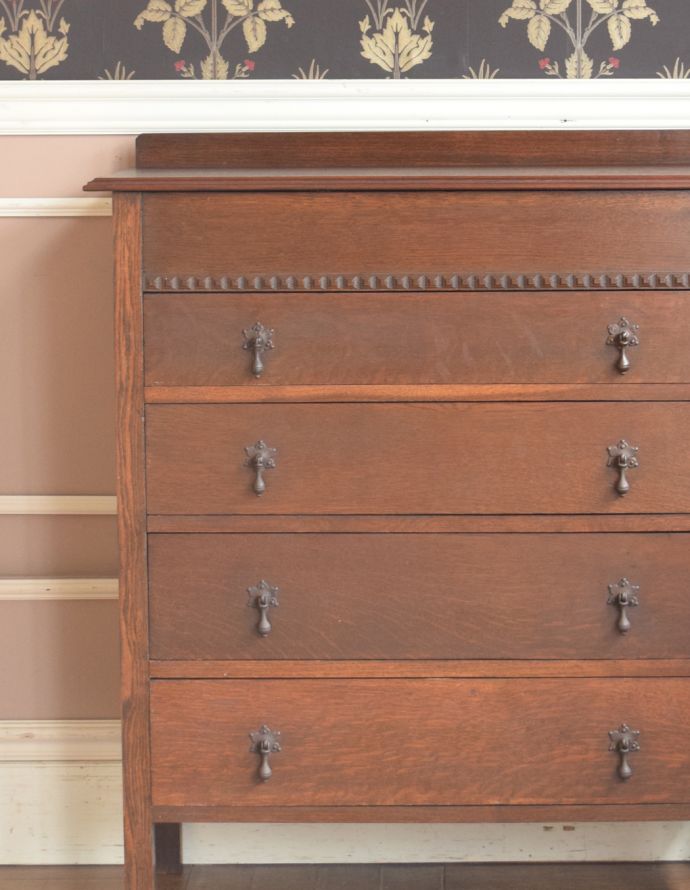 アンティークのチェスト　アンティーク家具　機能的な鏡、小物収納付きのアンティーク家具、ドレッサーを兼ねたバチェラーズチェスト。木目が美しくとっても上品なキャビネット。(j-1682-f)