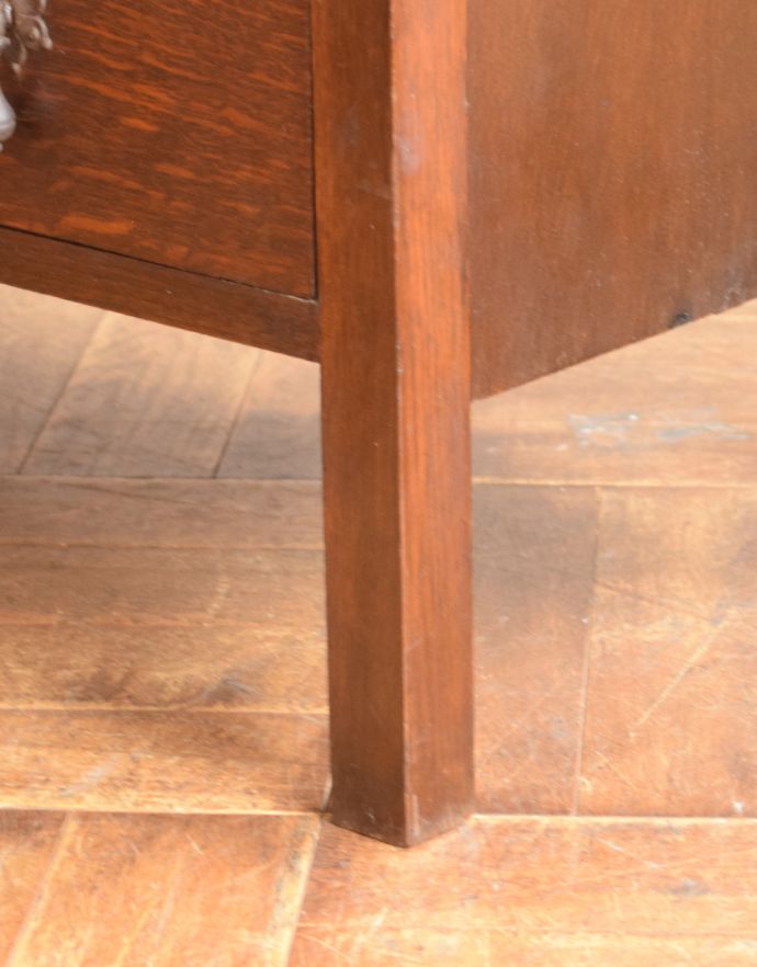 アンティークのチェスト　アンティーク家具　機能的な鏡、小物収納付きのアンティーク家具、ドレッサーを兼ねたバチェラーズチェスト。彫が入った脚です。(j-1682-f)