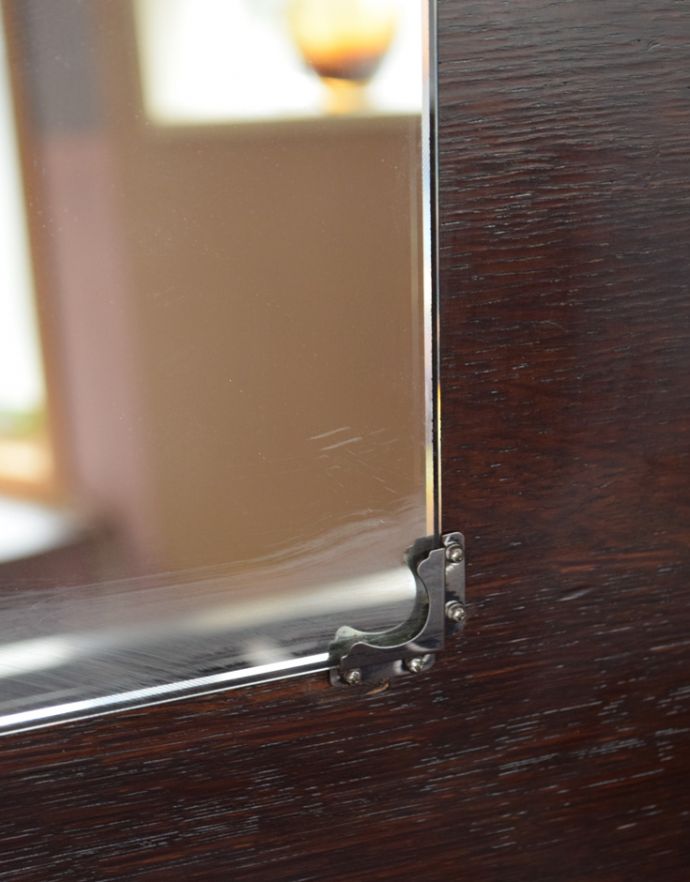 アンティークのチェスト　アンティーク家具　機能的な鏡、小物収納付きのアンティーク家具、ドレッサーを兼ねたバチェラーズチェスト。天板を開くと・・・なんと中にはミラーが！身だしなみチェックに便利です。(j-1682-f)