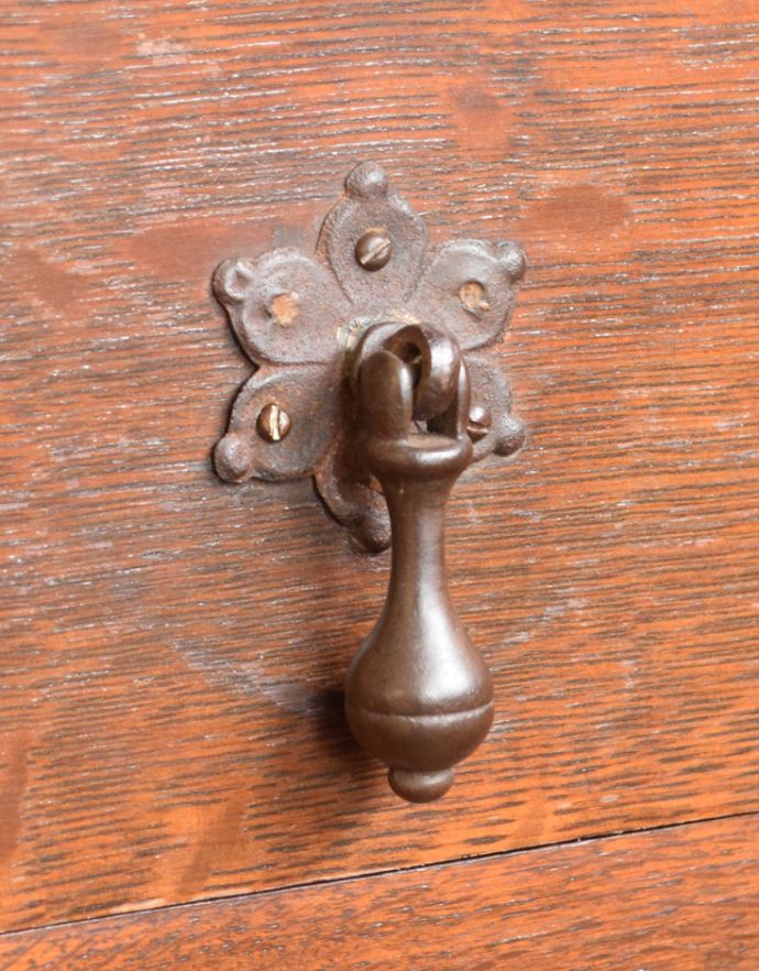 アンティークのチェスト　アンティーク家具　機能的な鏡、小物収納付きのアンティーク家具、ドレッサーを兼ねたバチェラーズチェスト。引き出しの取っ手はアクセサリーのようなとってもオシャレなデザインです。(j-1682-f)