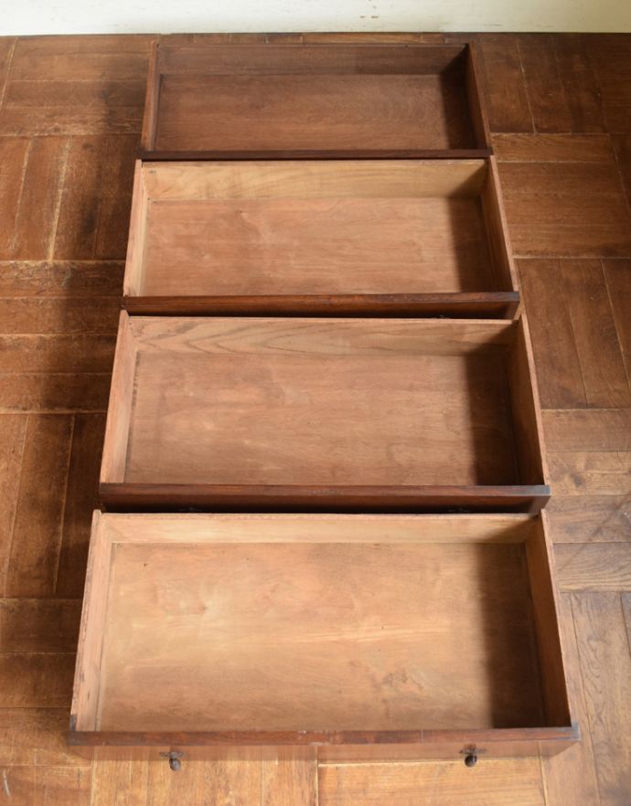 アンティークのチェスト　アンティーク家具　機能的な鏡、小物収納付きのアンティーク家具、ドレッサーを兼ねたバチェラーズチェスト。便利な大きな引き出しが付いています。(j-1682-f)