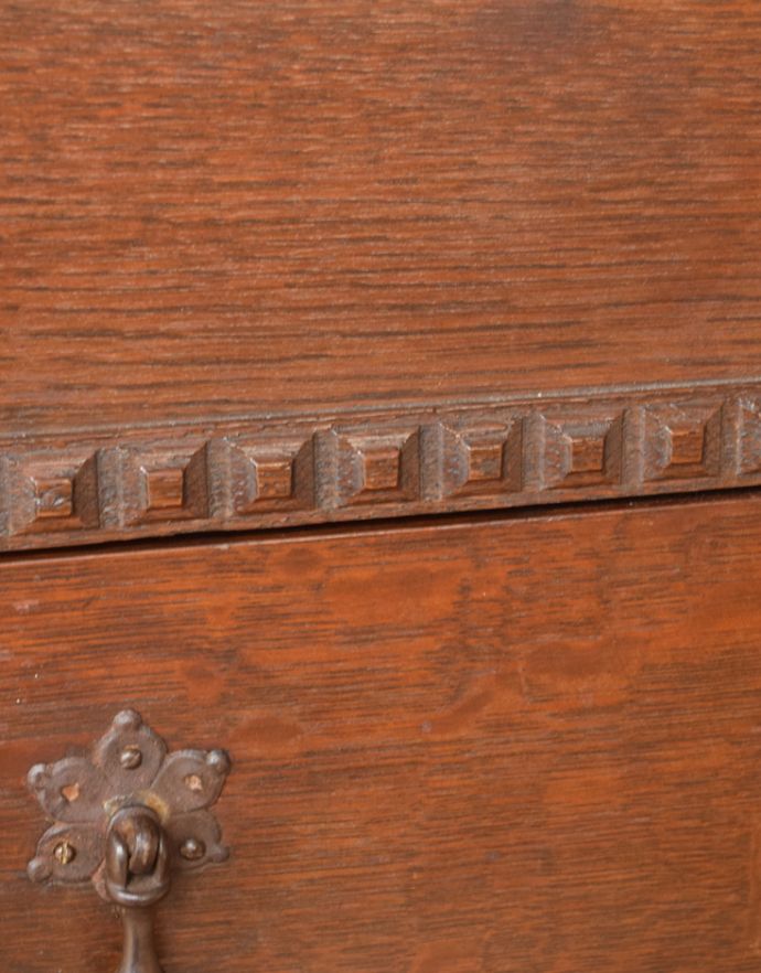 アンティークのチェスト　アンティーク家具　機能的な鏡、小物収納付きのアンティーク家具、ドレッサーを兼ねたバチェラーズチェスト。上品な雰囲気なので、寝室や客間にもピッタリです。(j-1682-f)