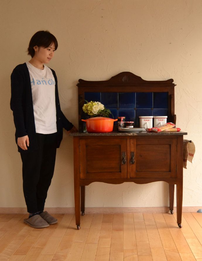 アンティークのキャビネット　アンティーク家具　マホガニー材の英国のアンティーク家具、深いブルーのタイルがキレイなウォッシュスタンド。ポットや電話機などの家電を置いても自然になじみます。(j-1683-f)