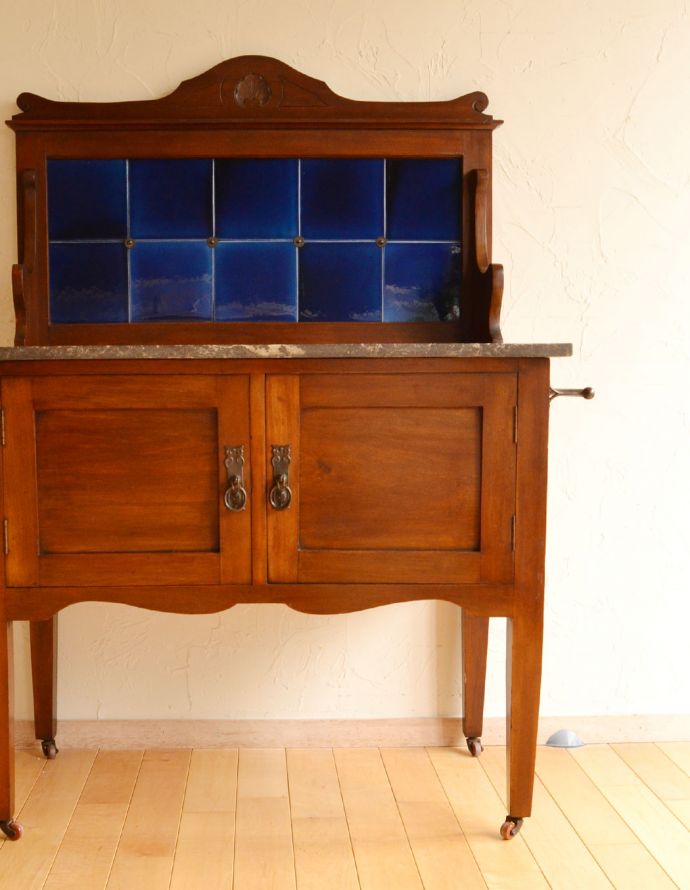 アンティークのキャビネット　アンティーク家具　マホガニー材の英国のアンティーク家具、深いブルーのタイルがキレイなウォッシュスタンド。正面にはアンティークのタイルが貼ってあります。(j-1683-f)