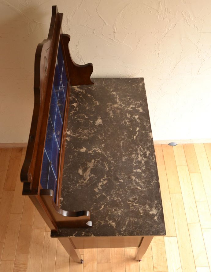 アンティークのキャビネット　アンティーク家具　マホガニー材の英国のアンティーク家具、深いブルーのタイルがキレイなウォッシュスタンド。天板もキレイな天然大理石。(j-1683-f)