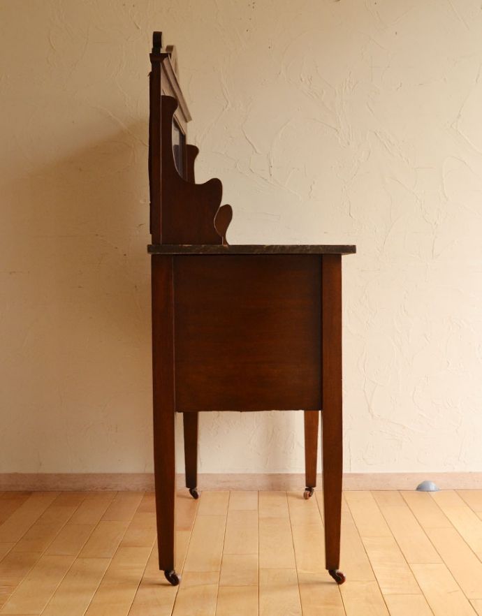 アンティークのキャビネット　アンティーク家具　マホガニー材の英国のアンティーク家具、深いブルーのタイルがキレイなウォッシュスタンド。奥行きはそれほどないので、お部屋に圧迫感もなく使いやすいです。(j-1683-f)