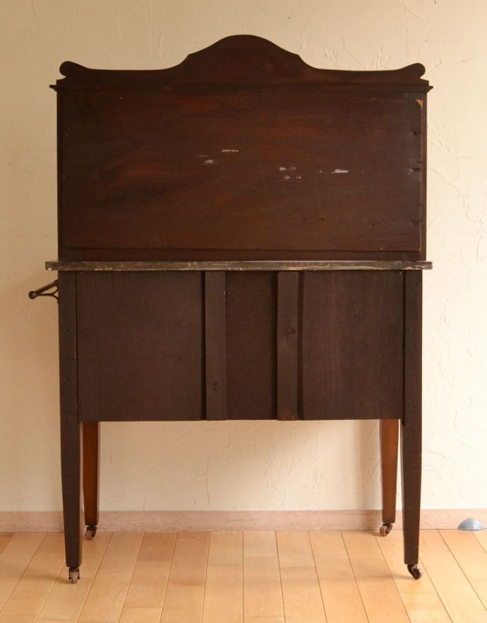 アンティークのキャビネット　アンティーク家具　マホガニー材の英国のアンティーク家具、深いブルーのタイルがキレイなウォッシュスタンド。きちんとメンテナンスしてあるので、裏側もキレイです。(j-1683-f)