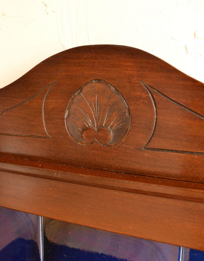 アンティークのキャビネット　アンティーク家具　マホガニー材の英国のアンティーク家具、深いブルーのタイルがキレイなウォッシュスタンド。美しい装飾が施されています。(j-1683-f)