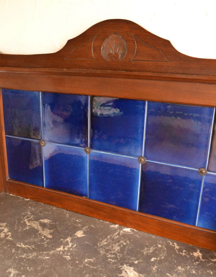 アンティークのキャビネット　アンティーク家具　マホガニー材の英国のアンティーク家具、深いブルーのタイルがキレイなウォッシュスタンド。アンティークタイルも当時のもの。(j-1683-f)