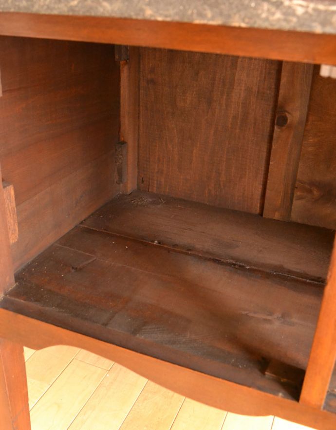 アンティークのキャビネット　アンティーク家具　マホガニー材の英国のアンティーク家具、深いブルーのタイルがキレイなウォッシュスタンド。扉の中は広い収納になっています。(j-1683-f)