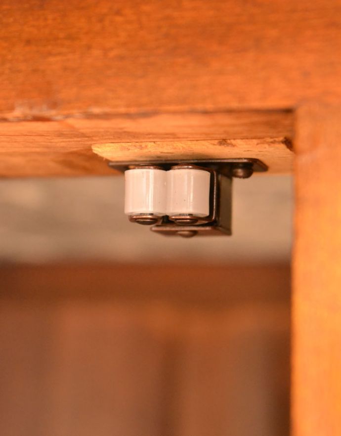 アンティークのキャビネット　アンティーク家具　マホガニー材の英国のアンティーク家具、深いブルーのタイルがキレイなウォッシュスタンド。扉にはローラーキャッチャーがありますので、開閉がスムーズです。(j-1683-f)