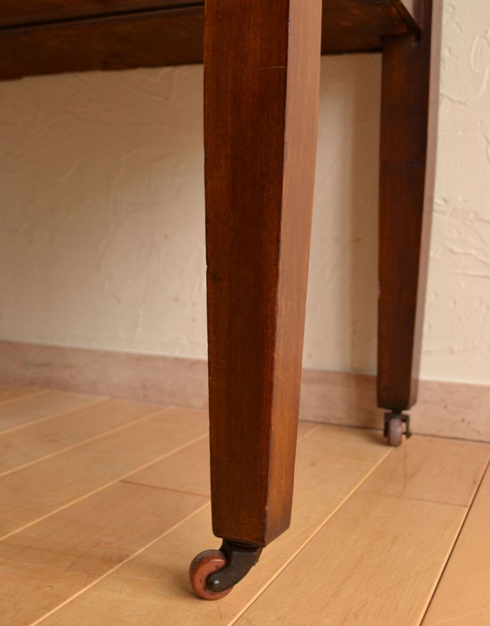 アンティークのキャビネット　アンティーク家具　マホガニー材の英国のアンティーク家具、深いブルーのタイルがキレイなウォッシュスタンド。きちんと調整したので、新しいものと比べるとスムーズではありませんが、ちゃんと動きます。(j-1683-f)