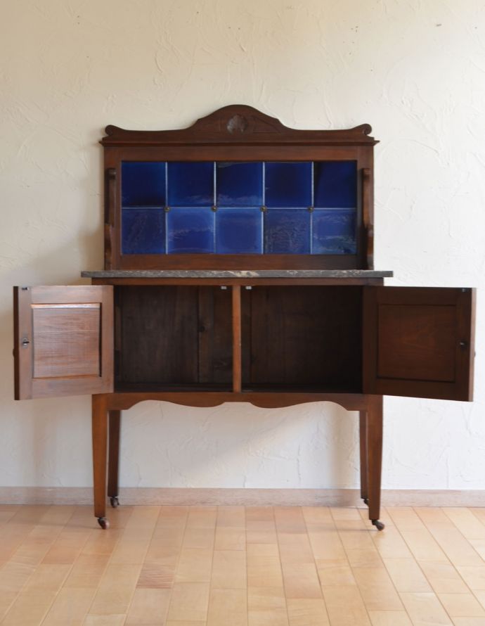 アンティークのキャビネット　アンティーク家具　マホガニー材の英国のアンティーク家具、深いブルーのタイルがキレイなウォッシュスタンド。中もキレイに仕上げているので、安心して収納できます。(j-1683-f)