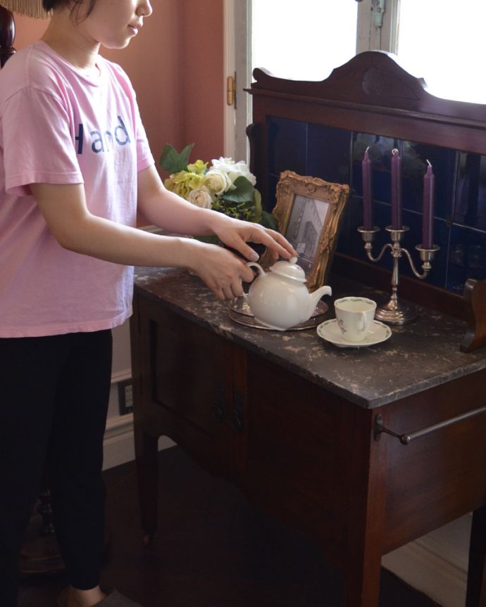 アンティークのキャビネット　アンティーク家具　マホガニー材の英国のアンティーク家具、深いブルーのタイルがキレイなウォッシュスタンド。天板が天然大理石なので、ティータイムの作業台としても大活躍してくれます。(j-1683-f)