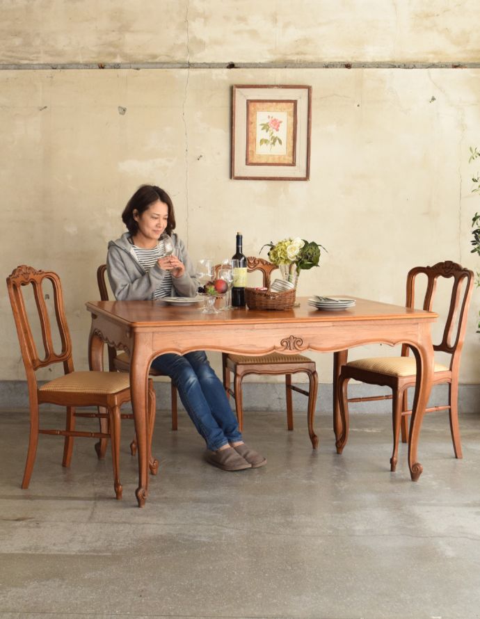 ロイドテーブル　アンティーク家具　彫りたっぷりのアンティークのフランス家具、市松模様の天板が素敵なドローリーフテーブル（伸張式）。伸ばさずに使っても充分な大きさ。(j-1684-f)