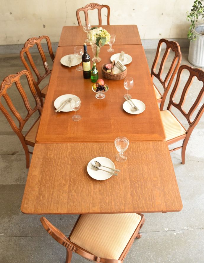 ロイドテーブル　アンティーク家具　彫りたっぷりのアンティークのフランス家具、市松模様の天板が素敵なドローリーフテーブル（伸張式）。広げるとみんなで囲めてとっても楽しいですよ。(j-1684-f)