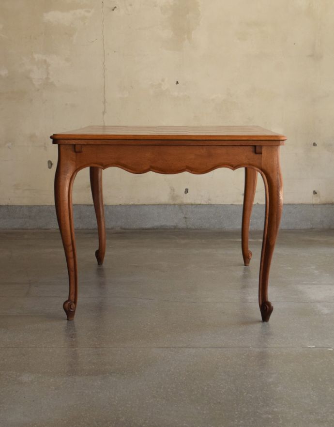 ロイドテーブル　アンティーク家具　彫りたっぷりのアンティークのフランス家具、市松模様の天板が素敵なドローリーフテーブル（伸張式）。脚の美しさが自慢のテーブル！サイドから見るとこんな感じです。(j-1684-f)