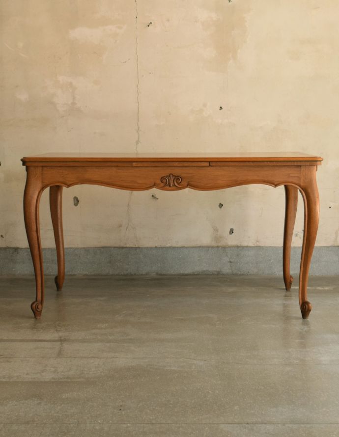 ロイドテーブル　アンティーク家具　彫りたっぷりのアンティークのフランス家具、市松模様の天板が素敵なドローリーフテーブル（伸張式）。脚がスッキリしているので、圧迫感がありません。(j-1684-f)