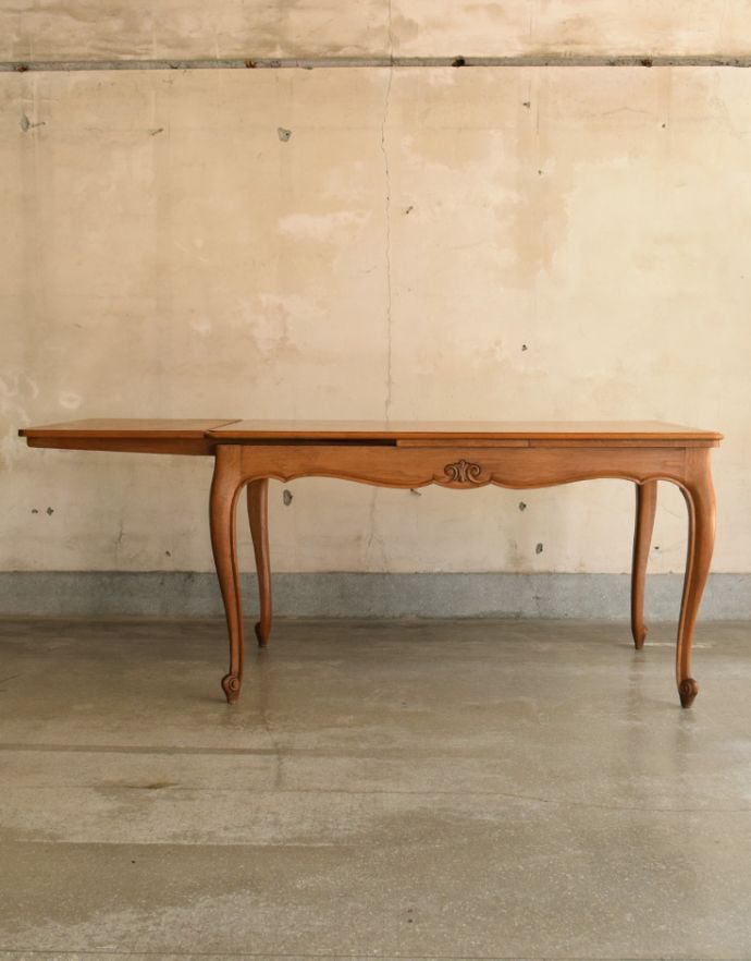 ロイドテーブル　アンティーク家具　彫りたっぷりのアンティークのフランス家具、市松模様の天板が素敵なドローリーフテーブル（伸張式）。片開きの状態でも使って頂けますよ！もちろん常に広げた状態でもお使いいただけます。(j-1684-f)