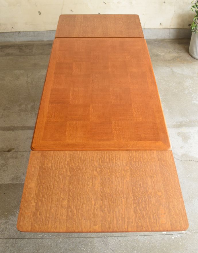 ロイドテーブル　アンティーク家具　彫りたっぷりのアンティークのフランス家具、市松模様の天板が素敵なドローリーフテーブル（伸張式）。大きく広げるとなんと2ｍを越えるテーブルになります。(j-1684-f)