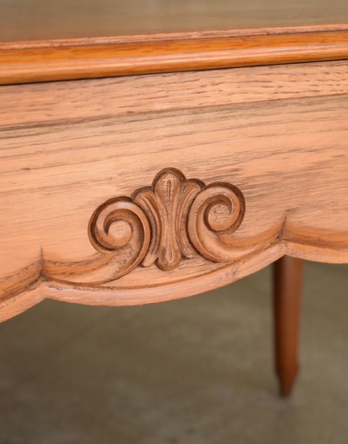 ロイドテーブル　アンティーク家具　彫りたっぷりのアンティークのフランス家具、市松模様の天板が素敵なドローリーフテーブル（伸張式）。幕板の部分にはこのような素敵な装飾が施されています。(j-1684-f)