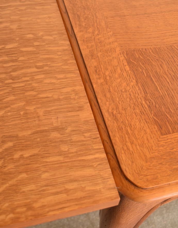 ロイドテーブル　アンティーク家具　彫りたっぷりのアンティークのフランス家具、市松模様の天板が素敵なドローリーフテーブル（伸張式）。メンテナンスをしてありますので、つなぎ目も美しいです。(j-1684-f)