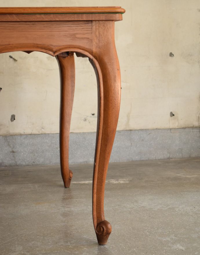 ロイドテーブル　アンティーク家具　彫りたっぷりのアンティークのフランス家具、市松模様の天板が素敵なドローリーフテーブル（伸張式）。キチンとお直ししました。(j-1684-f)