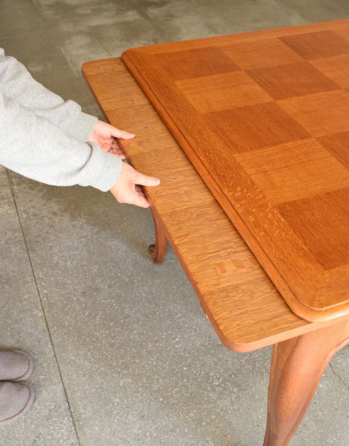 ロイドテーブル　アンティーク家具　彫りたっぷりのアンティークのフランス家具、市松模様の天板が素敵なドローリーフテーブル（伸張式）。天板を開くのはとても簡単です。(j-1684-f)