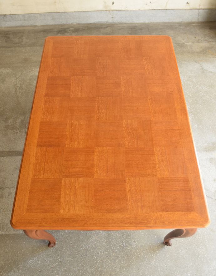 ロイドテーブル　アンティーク家具　彫りたっぷりのアンティークのフランス家具、市松模様の天板が素敵なドローリーフテーブル（伸張式）。市松模様がとってもお洒落です。(j-1684-f)