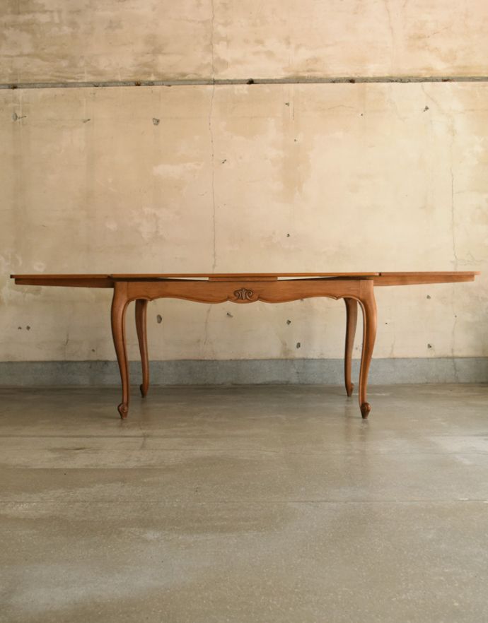 ロイドテーブル　アンティーク家具　彫りたっぷりのアンティークのフランス家具、市松模様の天板が素敵なドローリーフテーブル（伸張式）。アンティークは新品ではないので、経年変化によるキズはありますが、専門の職人によって目立たないようにキレイにお直しをしています。(j-1684-f)