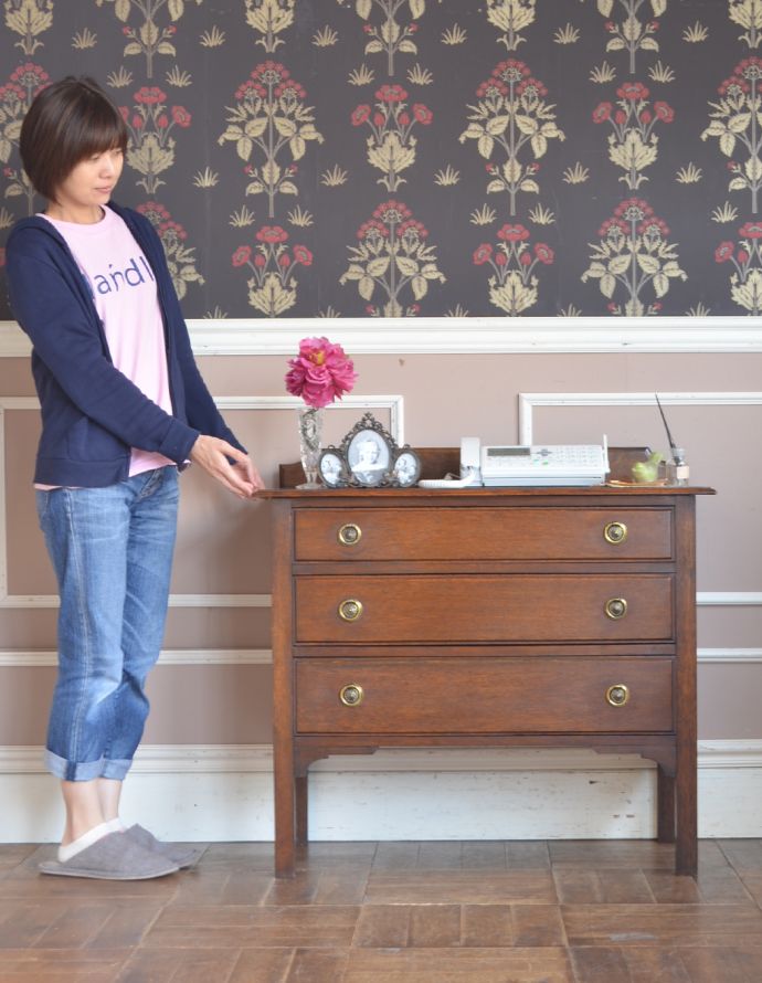 アンティークのチェスト アンティーク家具 英国のアンティーク家具、オーク材を使った3段サイドチェスト。チェアの横に置けば、サイドテーブル代わりに。(j-1685-f)