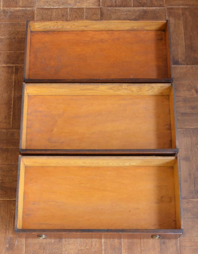 アンティークのチェスト アンティーク家具 英国のアンティーク家具、オーク材を使った3段サイドチェスト。引き出しは3杯。(j-1685-f)