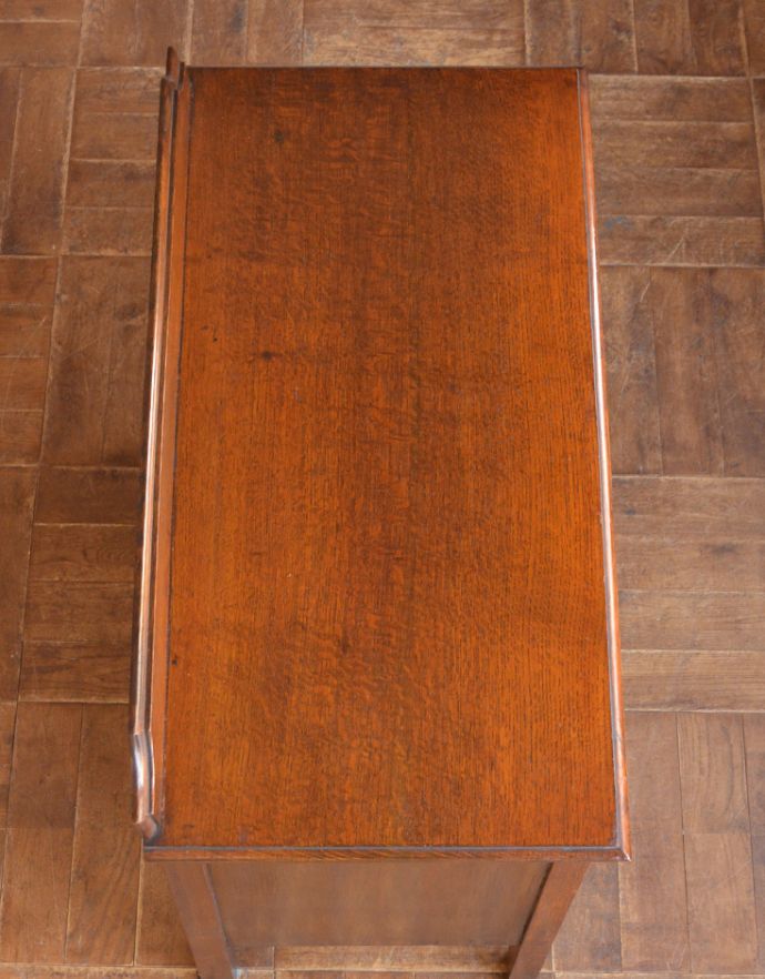 アンティークのチェスト アンティーク家具 英国のアンティーク家具、オーク材を使った3段サイドチェスト。天板も木目がキレイです。(j-1685-f)