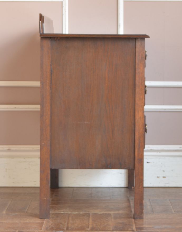 アンティークのチェスト アンティーク家具 英国のアンティーク家具、オーク材を使った3段サイドチェスト。サイドから見ても絵になります。(j-1685-f)